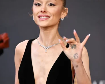 Ariana Grande signing fans pictures at the BAFTA’s – WowNews.info