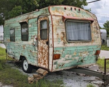 Kind people gave a homeless woman an old trailer.The woman was so happy to have a home.