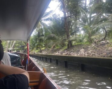 สาวไทยสุดงง พาเพื่อนนั่งเรือเที่ยวตลาดน้ำชื่อดัง 3 คน โดนคิดค่าโดยสาร 9,500 บาท ซ้ำคนขับอ้างราคาปกติ