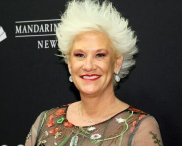 NEW CLUES UNCOVERED — A shocking twist in the death of celebrity chef Anne Burrell has turned a quiet evening into a NATIONAL MYSTERY. Just steps from her body, investigators found an object so disturbing it left the entire room in silence. Who discovered her — and what did they see that even trained detectives refuse to describe? Was it a message? A warning? Or something far more sinister than anyone imagined?