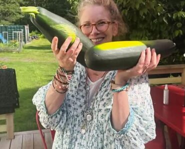 She was a 70s child star who decided TO REMOVE HER BREAST IMPLANTS, FILLERS, AND STOPPED DYEING HER HAIR, instead embracing natural aging. “I had overfilled my face and my lips. MY FOREHEAD DIDN’T MOVE,” the star shared. Later, she moved to a rural area IN THE MOUNTAINS. HER NAME AND PHOTOS OF HER LIFE ON THE FARM are below in the comments.